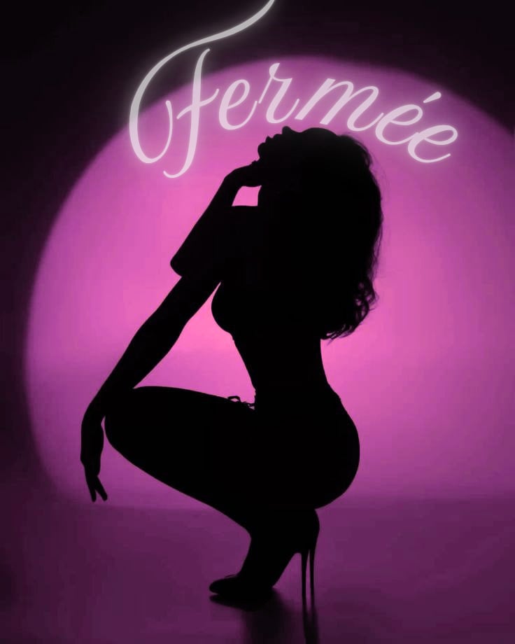 Fermée/Closed Beautiful Hostess at Cherie’s